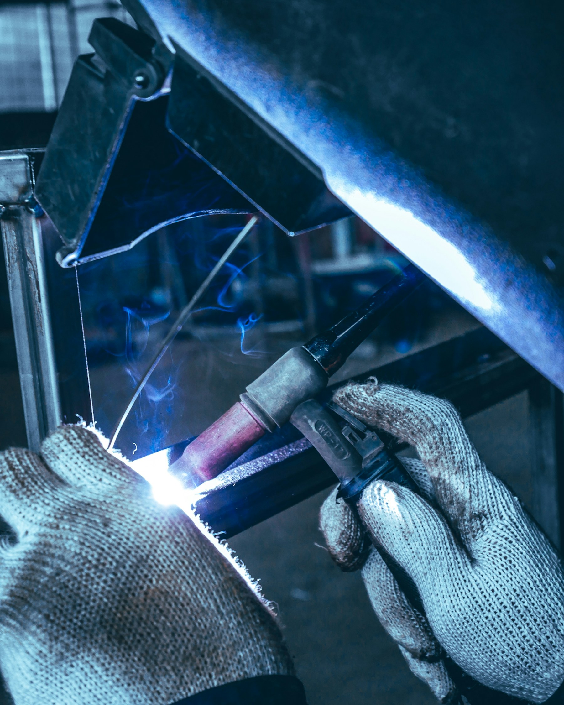 TIG welding stainless steel — focused arc, ceramic cup, hand-feeding filler rod